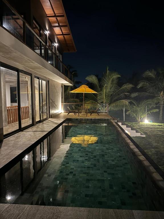 Bazén v ubytování Stonewater Beach Villa, Negombo nebo v jeho okolí