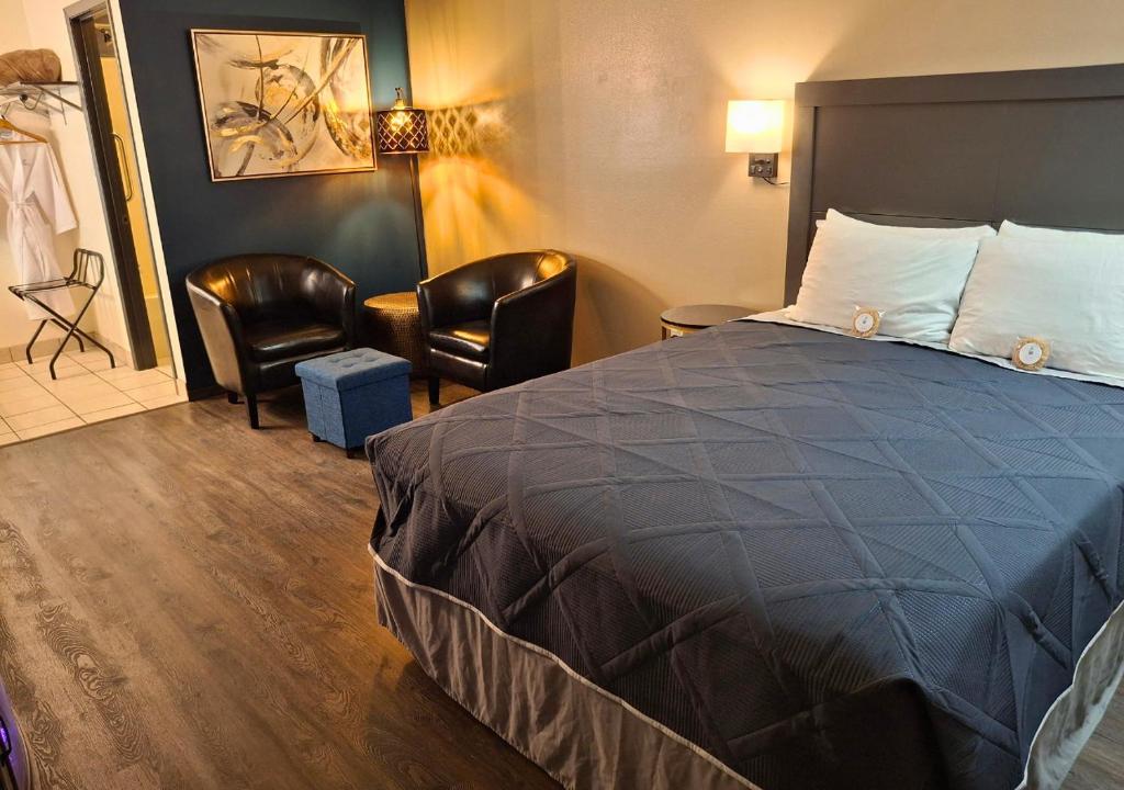 Letto o letti in una camera di Shady Acre Inn and Suites