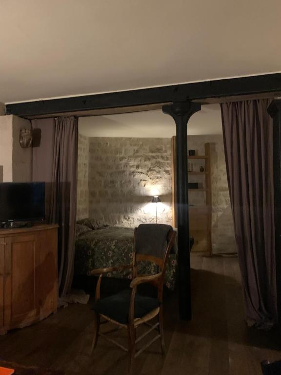 une chambre avec un lit, une chaise et un bureau dans l'établissement Loft Parisien, à Paris