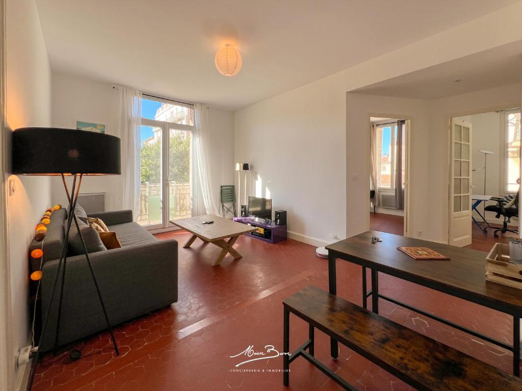 un salon avec un canapé et une table dans l'établissement Le Soleiado à 350m des Plages - 6 couchages - Wifi - 2 Bureaux, à Toulon