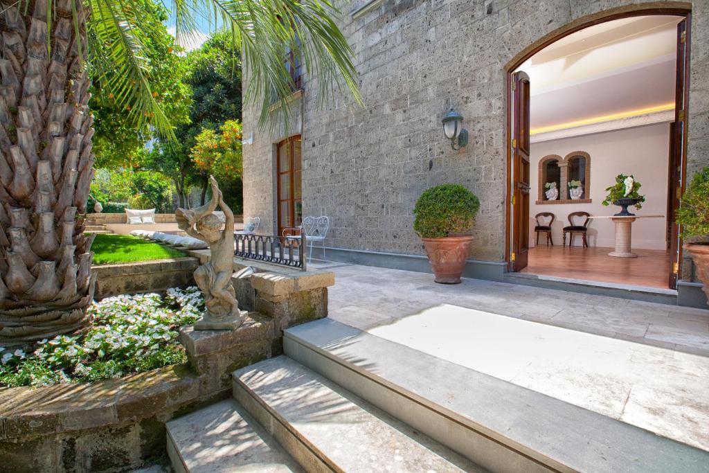 A garden outside Relais Villa Russo