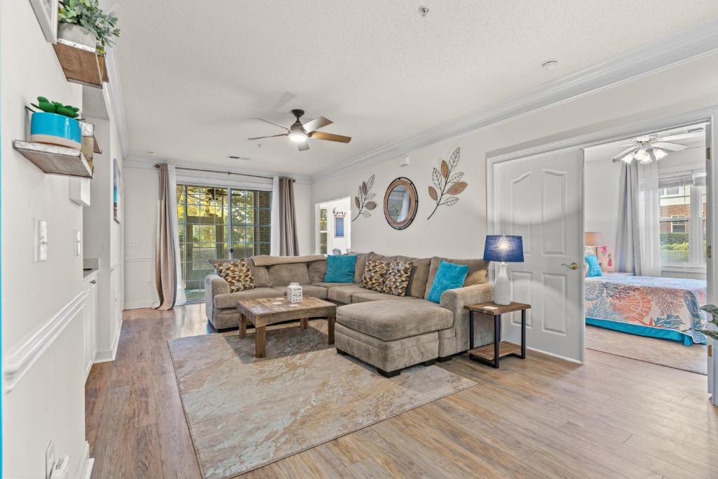 Μια τηλεόραση ή/και κέντρο ψυχαγωγίας στο Barefoot Resort - The Havens 715 - Windy Hill Section