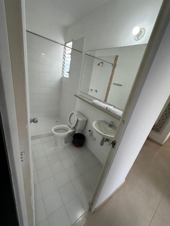 Koupelna v ubytování Apartamento Entresierras 3 hab con AC -un hogar lejos de casa