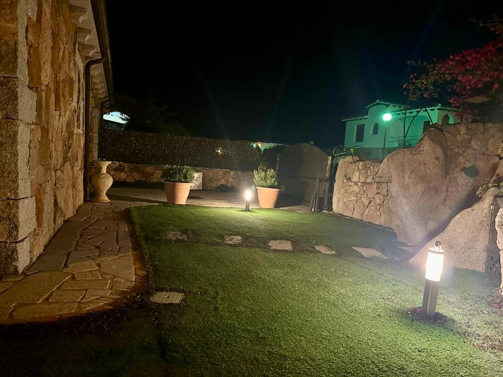 Una farola en un patio por la noche en Villa red bouganvillea, en Nuragheddu