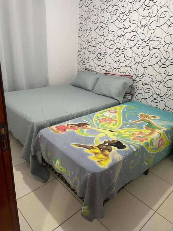 due letti uno accanto all'altro in una stanza di Jacumã AP a Conde