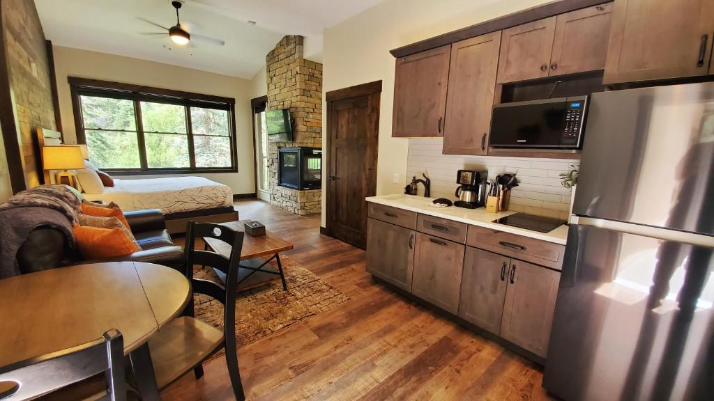 The Inn on Fall River & Fall River Cabins photo
