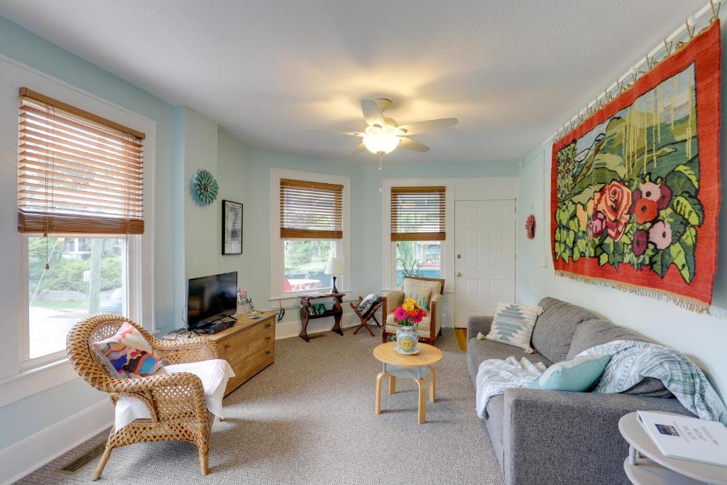 亨德森维尔Lovely Hendersonville Retreat about 1 Mi to Downtown!的带沙发、椅子和电视的客厅