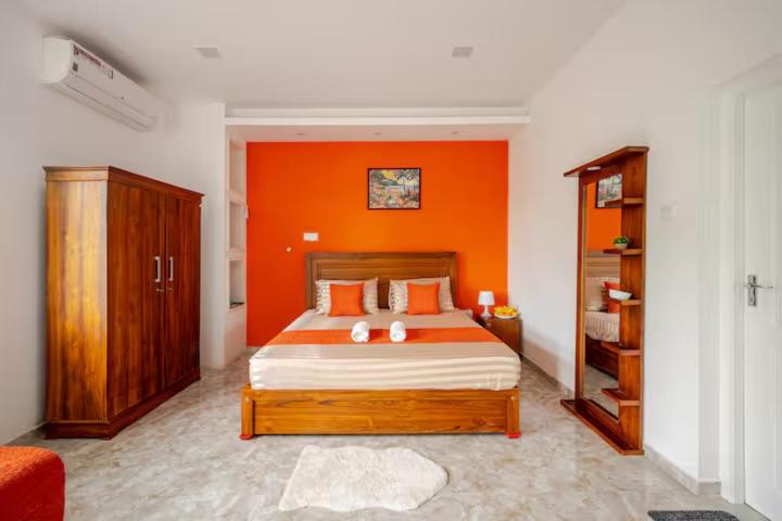 Postel nebo postele na pokoji v ubytování Fully Automated Eco House