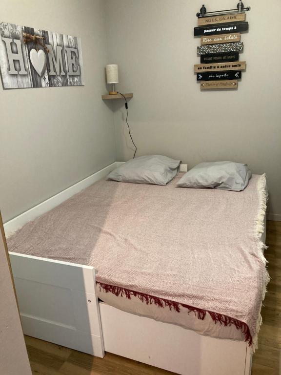 Postel nebo postele na pokoji v ubytování Appartement calme et cosy