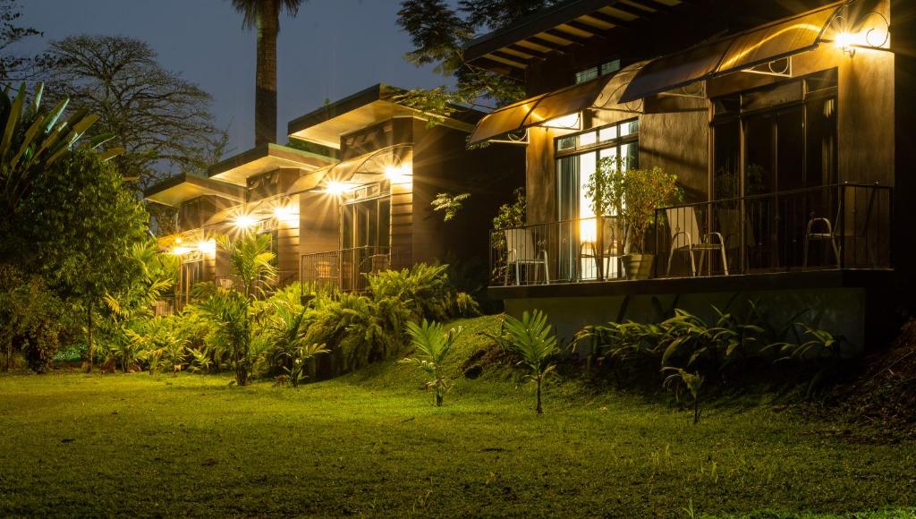 una casa iluminada por la noche con luces en Cabañas Green House, en San Vito