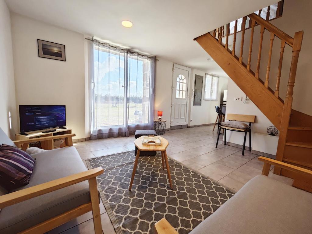 un salon avec un escalier et un canapé dans l'établissement Ty Kerveguen, à Plougoulm