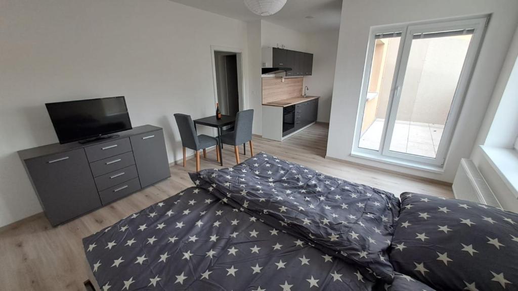 Posteľ alebo postele v izbe v ubytovaní Apartmán u letiště