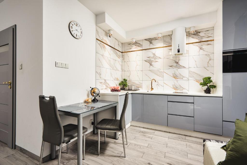 Kuchyňa alebo kuchynka v ubytovaní Lumina cozy apartments Manufaktura