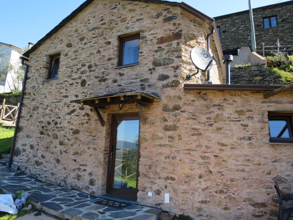 an external view of a stone building with a window at Casa das Oliveiras in Colmeal