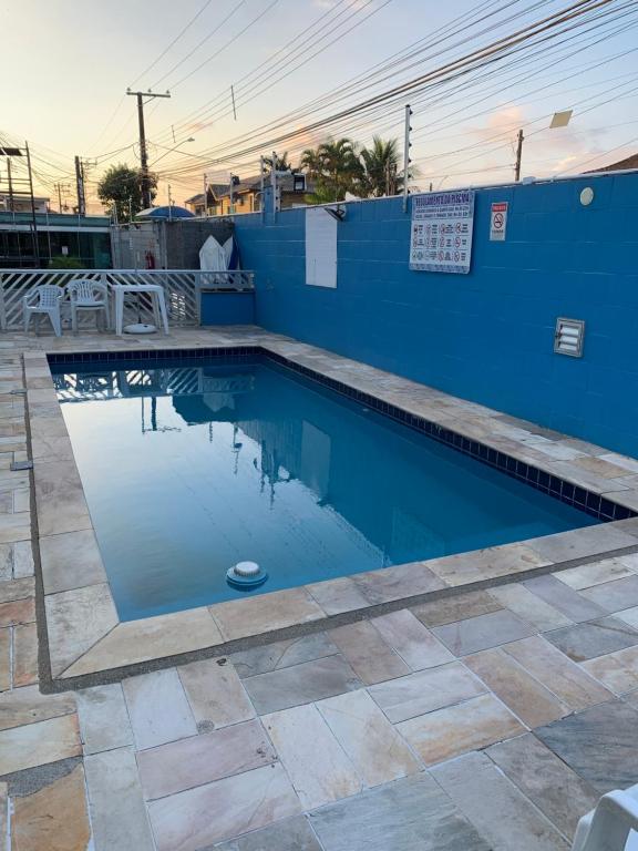 Πισίνα στο ή κοντά στο Sobrado em condomínio à 700m da praia Asturias Guarujá - SP