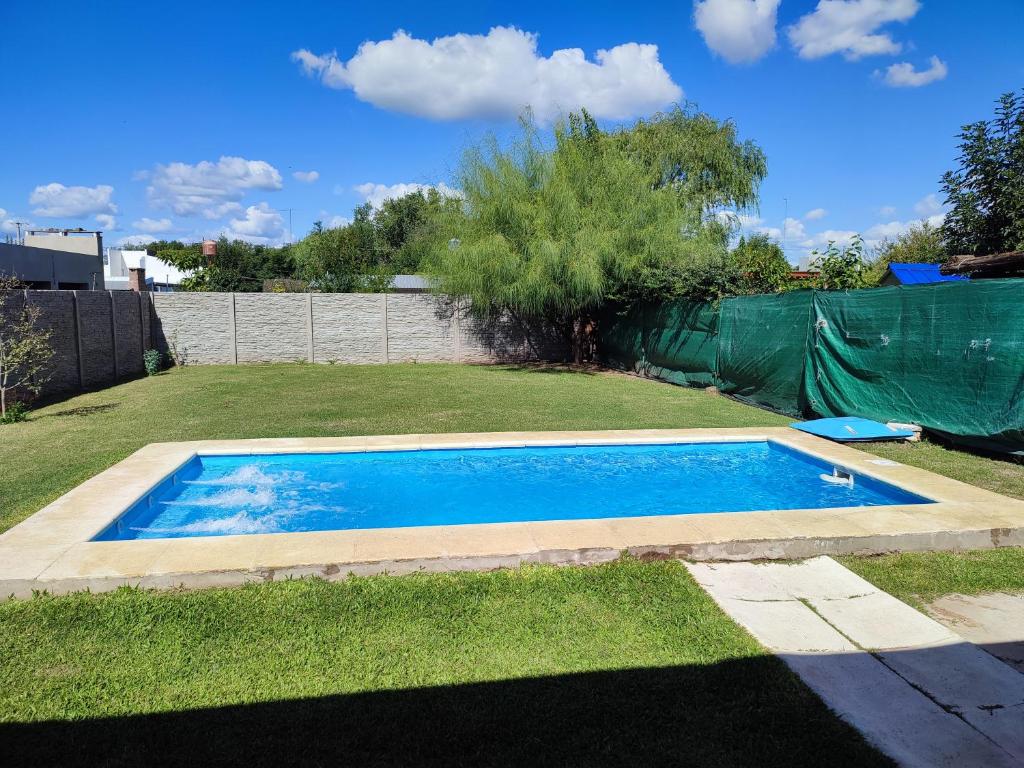 een klein blauw zwembad in een tuin bij Casa quinta La Ruchi in San Andrés de Giles