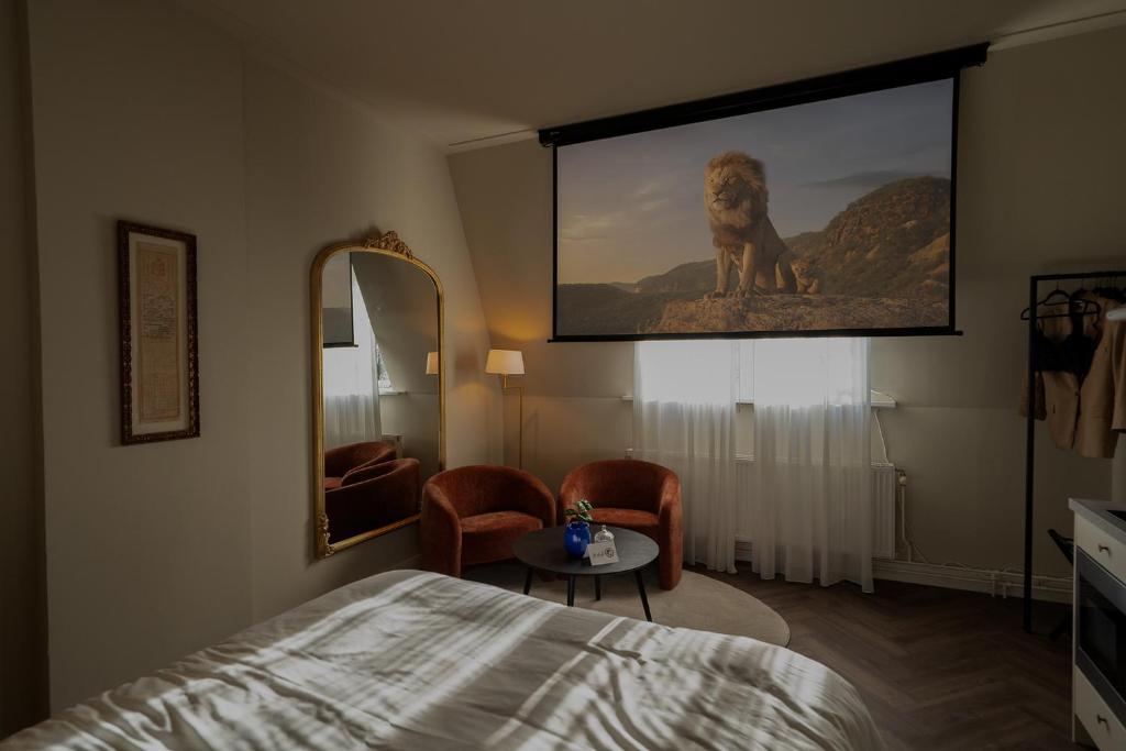 a hotel room with a painting of a dog on the wall at Hotel By Atelier in Nijmegen