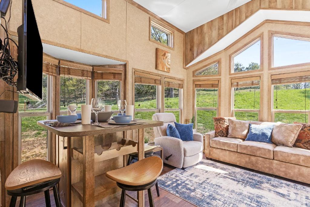 Posezení v ubytování Quail Run Farm- Rustic Tiny Home 3