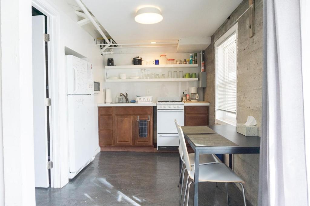 Kuchyň nebo kuchyňský kout v ubytování Modern lofty studio in Midtown / Charming Old SW