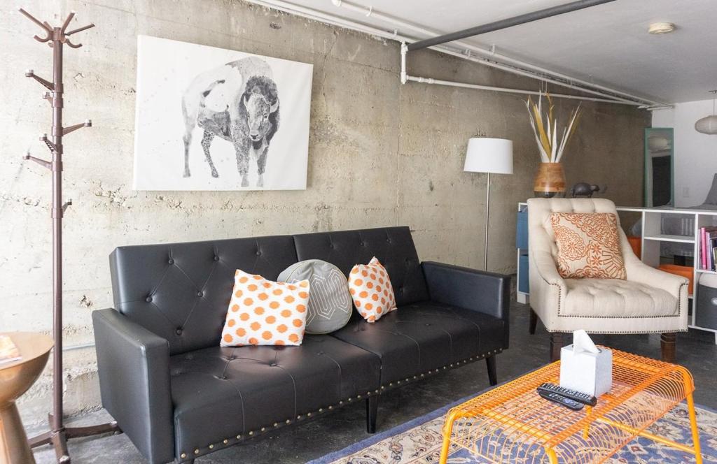 Posezení v ubytování Modern lofty studio in Midtown / Charming Old SW