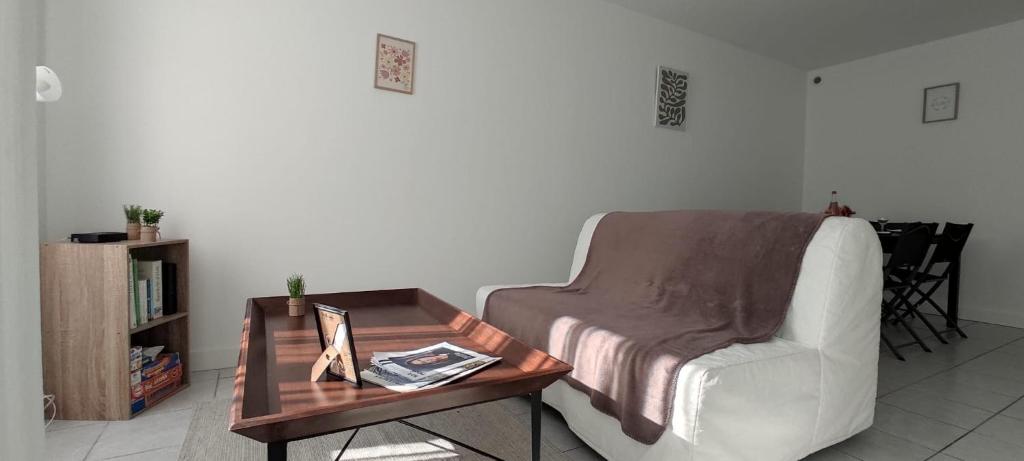 un salon avec un canapé et une table basse dans l'établissement Darmaillacq, à Cholet