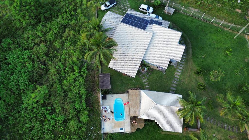 an overhead view of a house with a solar array at Hospedagem em Meio a Natureza em Aperibé in Aperibé
