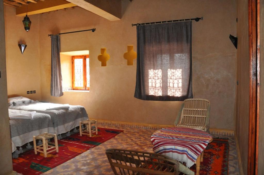 Serdrar Camp في Timganine: غرفة نوم بسرير ونافذة