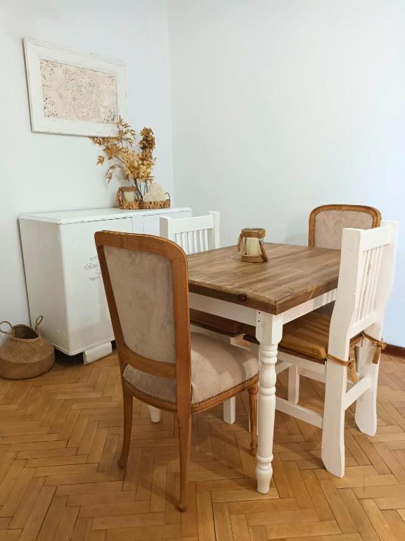 a dining room table with two chairs and a white wall at Dos Ambientes Deluxe Concordia Centro in Concordia