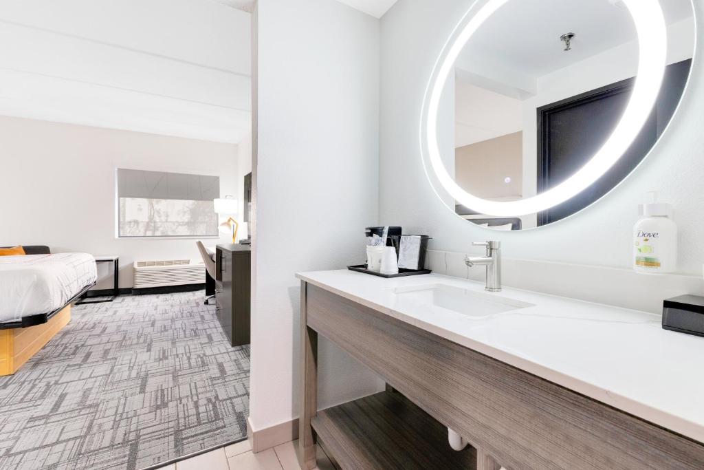 La Quinta Inn & Suites by Wyndham Jacksonville Mandarin photo