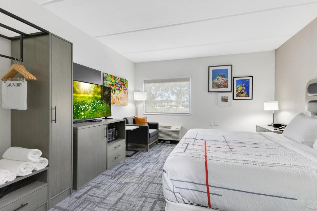 La Quinta Inn & Suites by Wyndham Jacksonville Mandarin photo