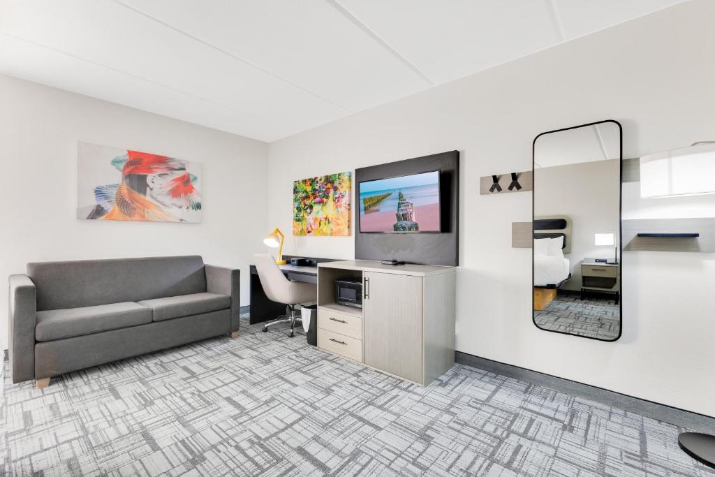 La Quinta Inn & Suites by Wyndham Jacksonville Mandarin photo