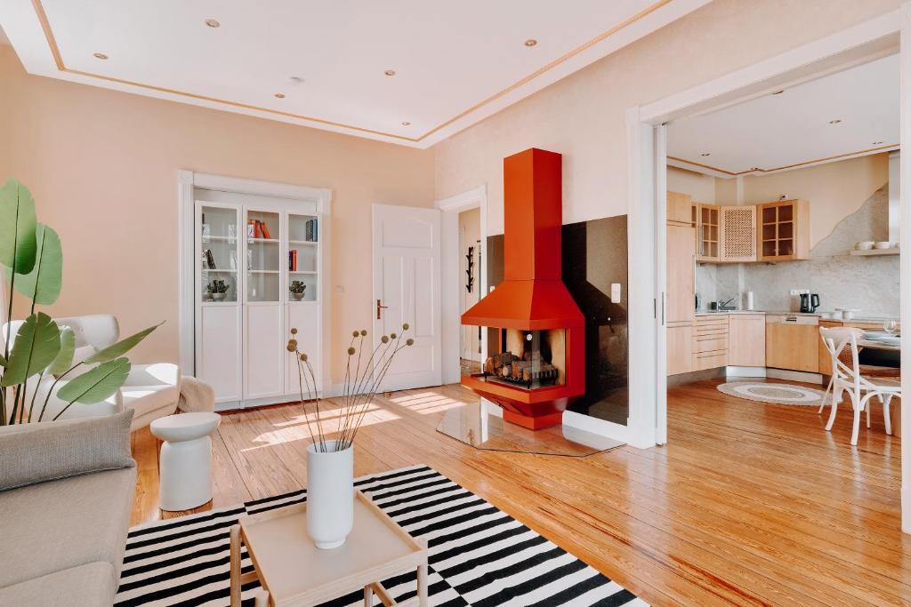 a living room with a fire place in the middle at 3-Zimmer-Wohnung "Strandgeflüster" direkt am Strand in Travemünde in Travemünde