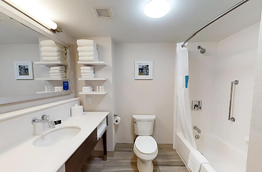 Hampton Inn Boston Logan Airport - 