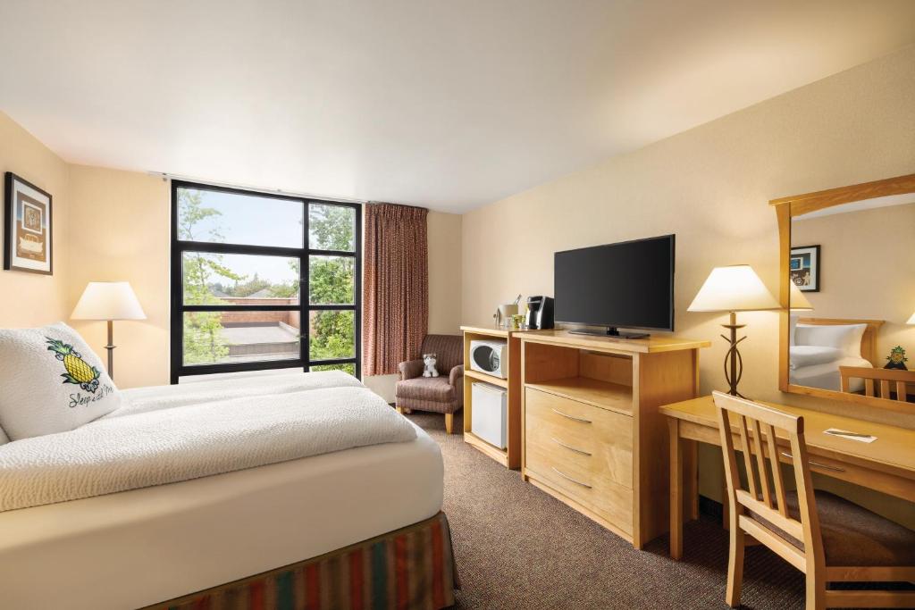 Postel nebo postele na pokoji v ubytování Staypineapple, University Inn, University District Seattle