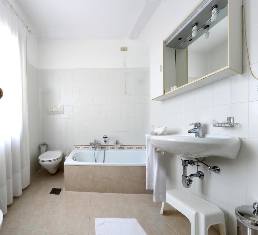 Koupelna v ubytování Albergo Volpara