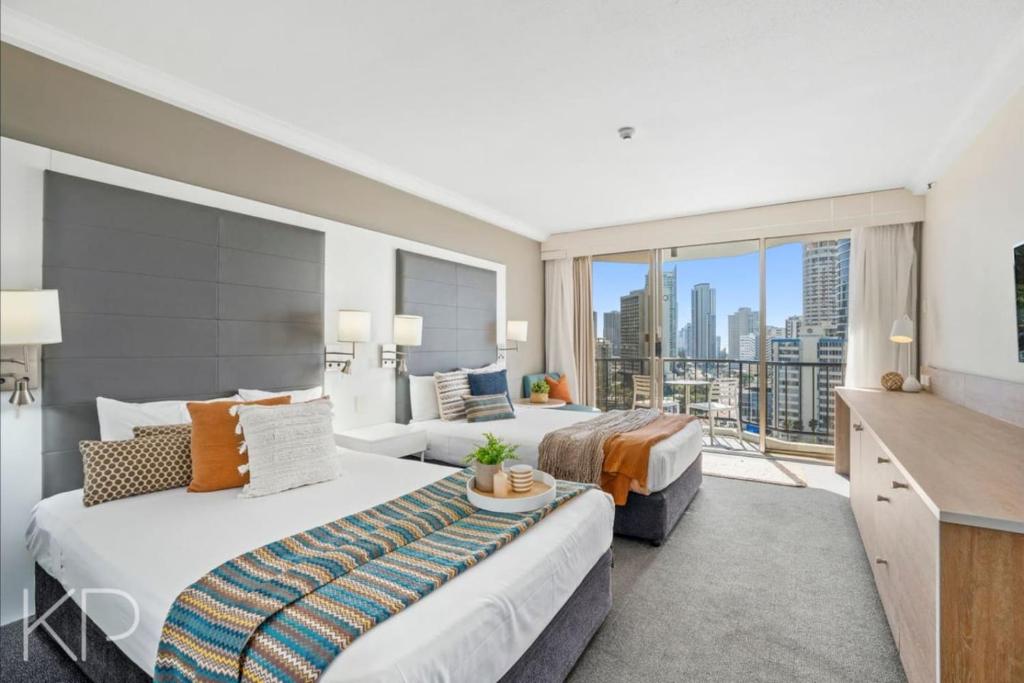 黄金海岸Bright Oceanview Apartment on Level 11, Mantra on View, Surfers Paradise的酒店房间有两张床，可以欣赏美景