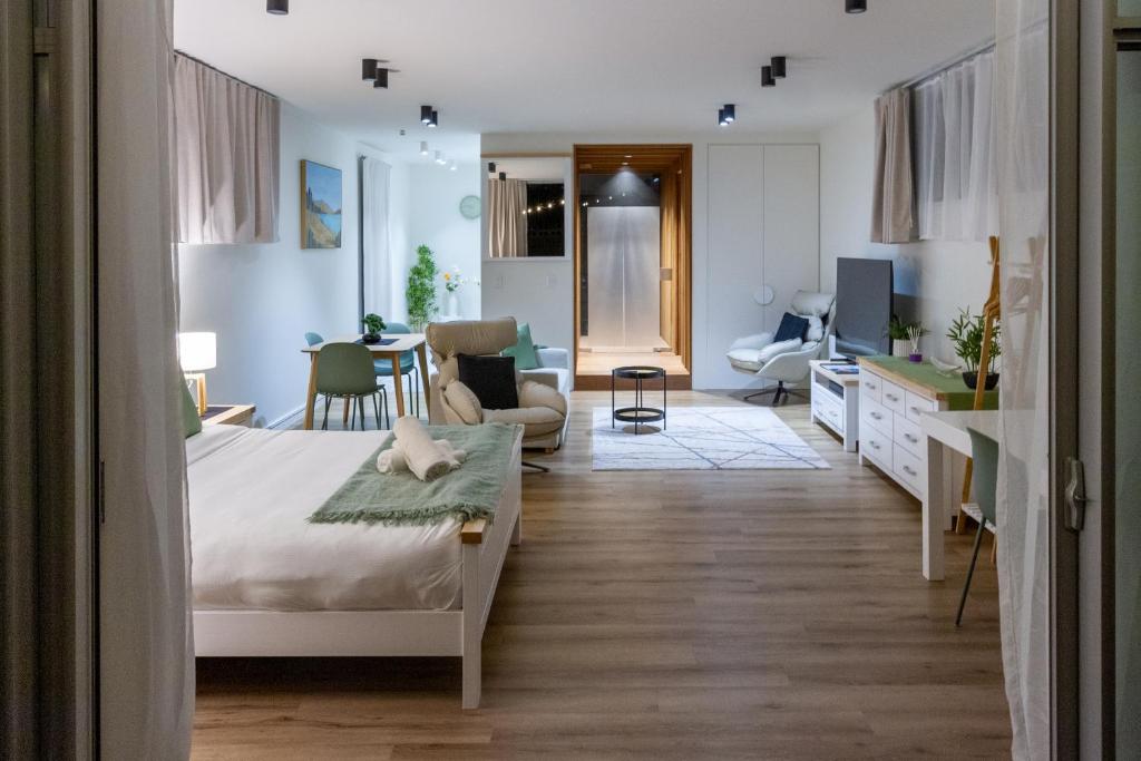 Luxury King studio with spa and private carpark - Resim 36