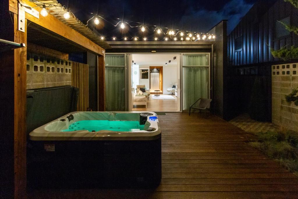 Luxury King studio with spa and private carpark - Resim 39