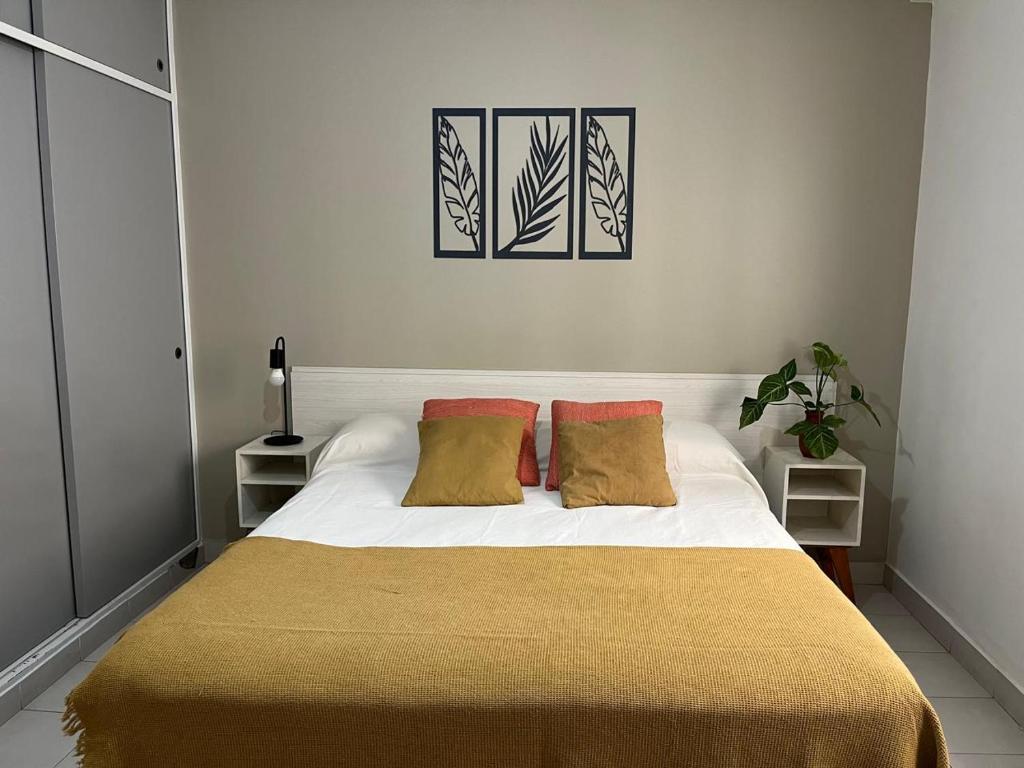 サルタにあるPlaza 9 de Julio Suitesのベッドルーム1室(大型ベッド1台、枕2つ付)