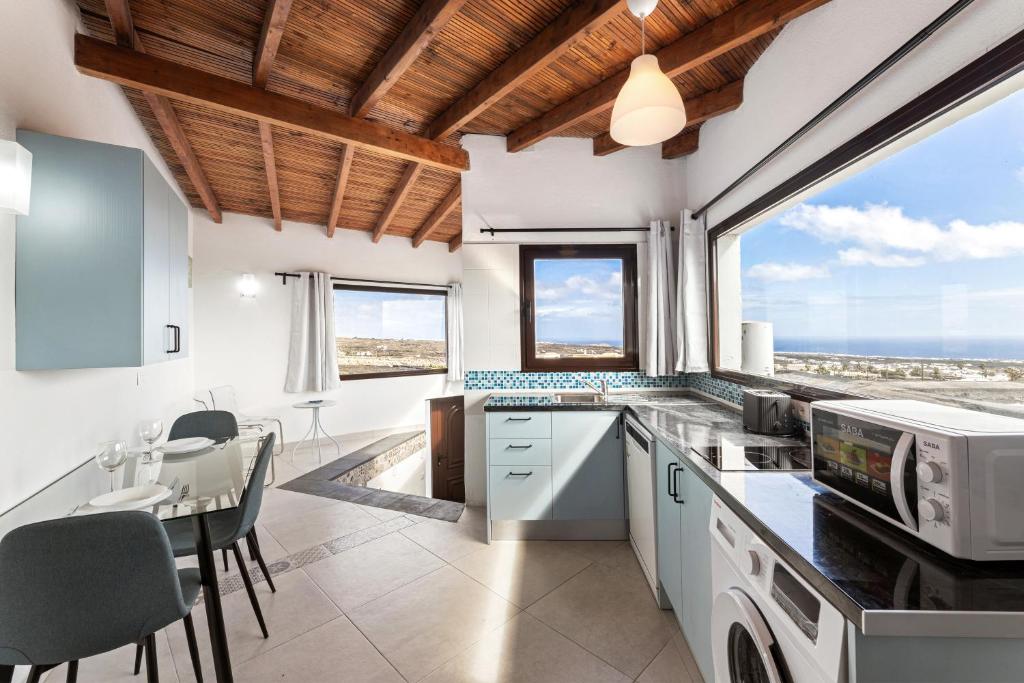 Kuchyň nebo kuchyňský kout v ubytování Mar Azul, Panorama View Apto de Oasis Vasiliko , La Asomada