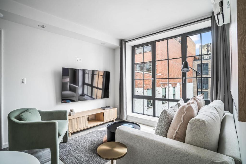 Μια τηλεόραση ή/και κέντρο ψυχαγωγίας στο Chic Midtown 2Bedroom Cozy & Modern Retreat in Hells Kitchen
