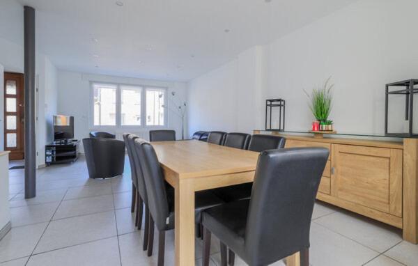 une salle à manger avec une table et des chaises en bois dans l'établissement Chez Lulu Maison ville 4 chambres, à Dunkerque