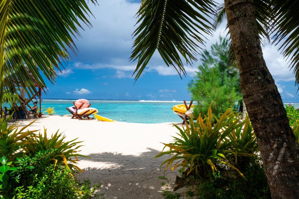 ラロトンガ島にあるThe Rarotongan Beach Resort & Lagoonariumの海の景色を望むビーチ(椅子2脚付)