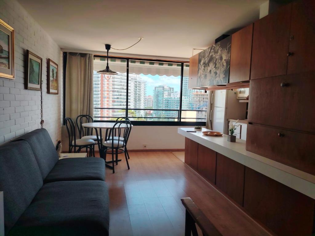 ein Wohnzimmer mit Sofa und Tisch in der Unterkunft Apartapunta in Punta del Este