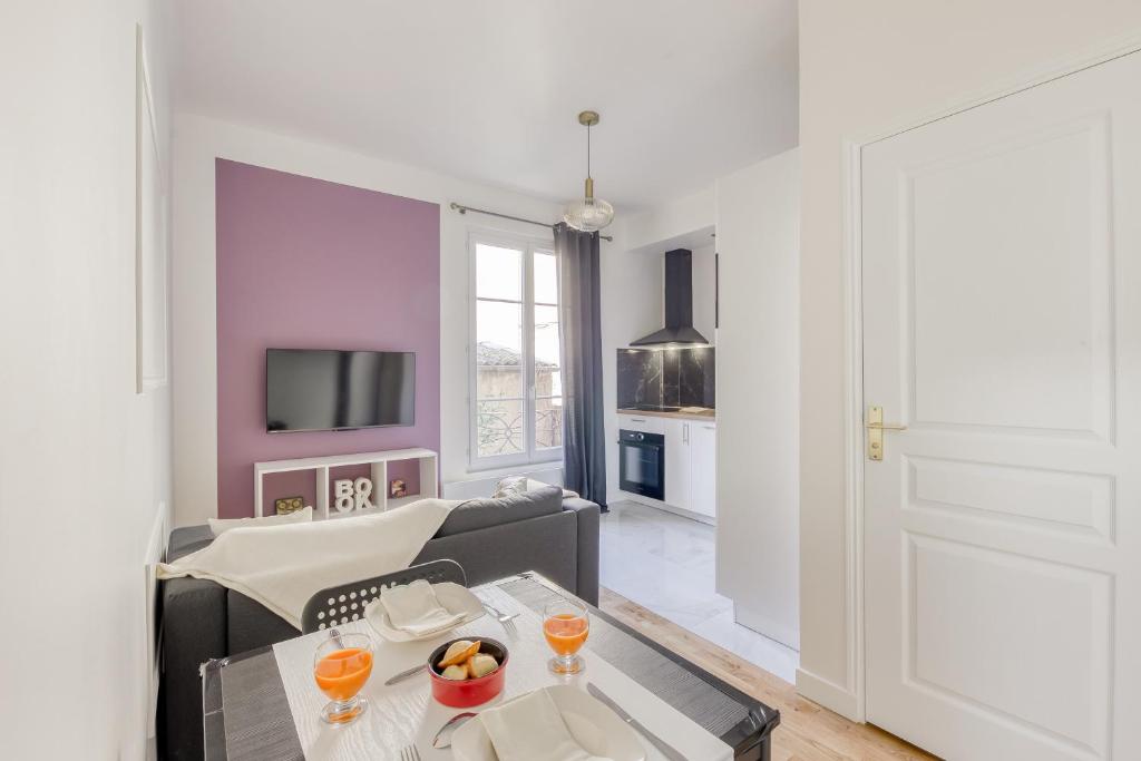 un salon avec une table et un canapé dans l'établissement La Mini Bourgeoise, au Bourget