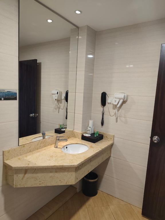Koupelna v ubytování Lintas Platinum Hotel