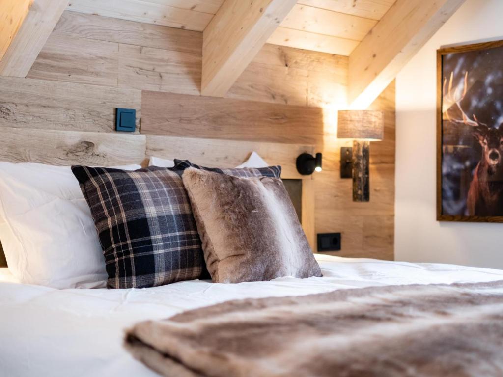 Postel nebo postele na pokoji v ubytování Edelweiss Lodge