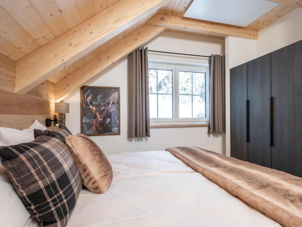 Postel nebo postele na pokoji v ubytování Edelweiss Lodge