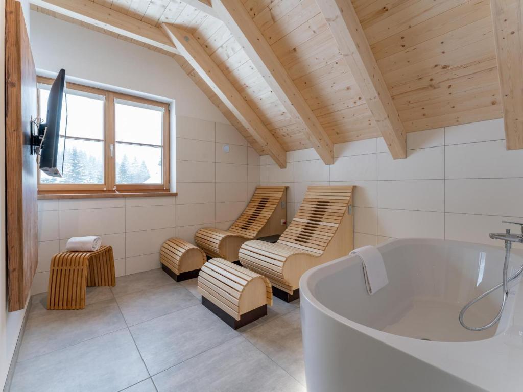 Televízia a/alebo spoločenská miestnosť v ubytovaní Haus Enzian