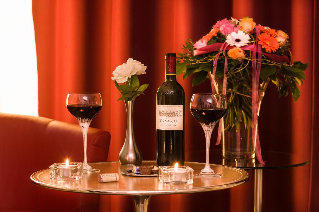 stół z butelką wina i dwoma kieliszkami w obiekcie Wuschl Lounge w mieście Kühbach